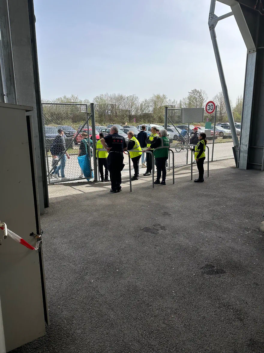 Aufmerksames Sicherheitspersonal an einem abgesperrten Veranstaltungszugang für professionelle Absperrtechnik und Event-Sicherheit