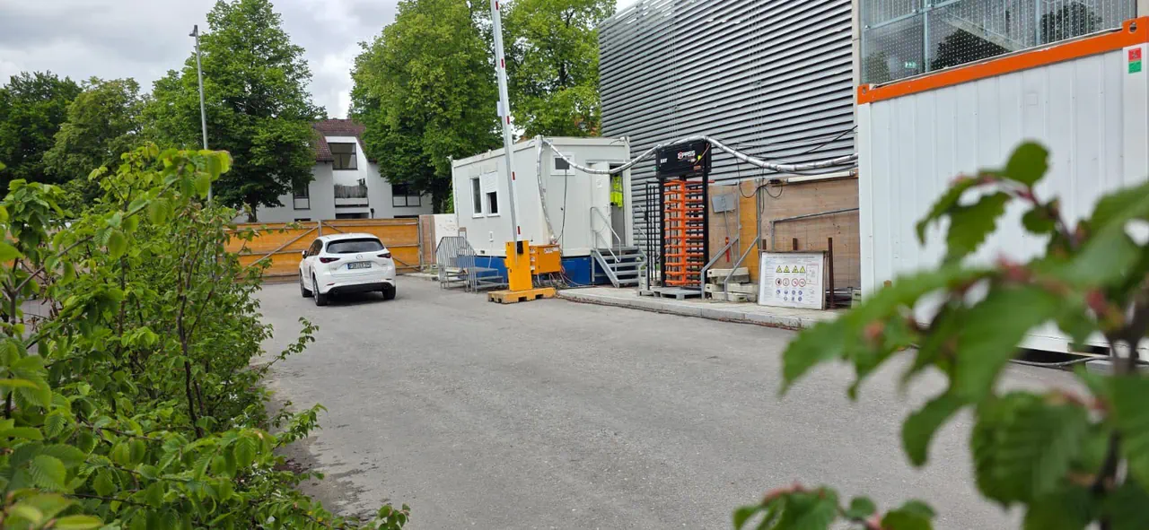 Baustelle mit Containern und Einsatzfahrzeug der Eichinger Sicherheit und Service GmbH