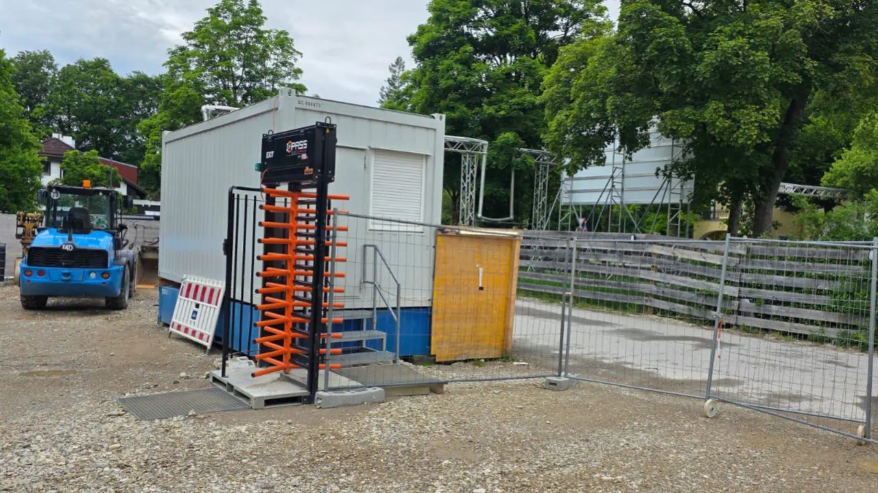 Mobile Zugangsschleuse mit Drehkreuz an einer Baustelle