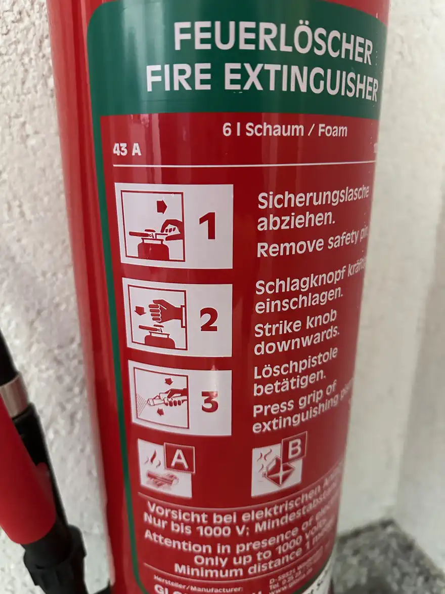 Feuerlöscher mit Bedienhinweisen für den professionellen Brandschutz und Brandwachen-Einsatz