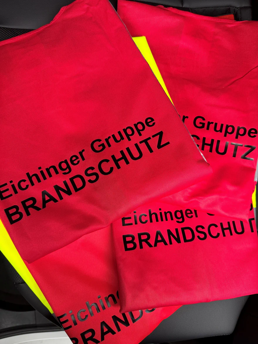 Rote Warnwesten für Brandwache und vorbeugenden Brandschutz der Eichinger Sicherheit und Service GmbH