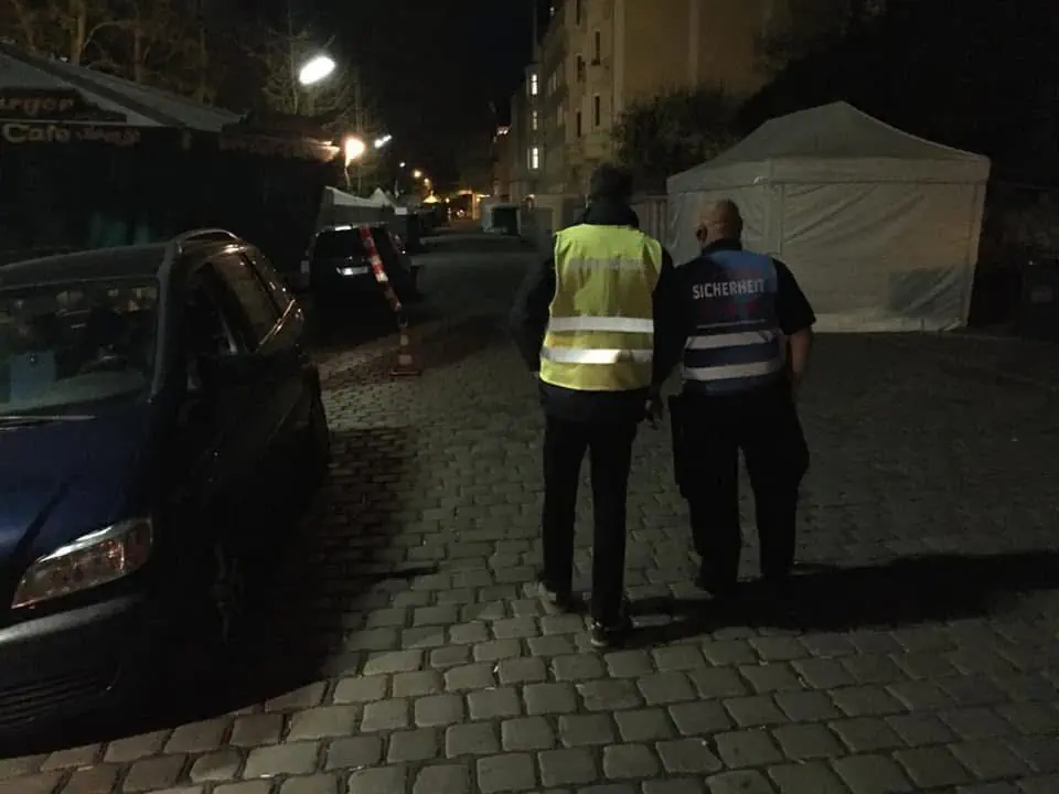 Sicherheitsmitarbeiter der Eichinger Sicherheit und Service GmbH bei einer nächtlichen Kontrollstreife für den Citystreifendienst