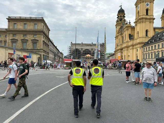 Zwei Sicherheitsmitarbeiter der Eichinger Sicherheit und Service GmbH auf präventiver Fußstreife für den professionellen Citystreifendienst in der Innenstadt