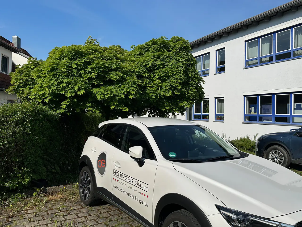 Einsatzfahrzeug der Eichinger Sicherheit und Service GmbH vor der Geschäftsstelle in Friedberg bei Augsburg