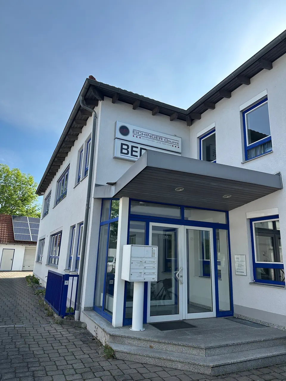 Eingang der Hauptgeschäftsstelle der Eichinger Sicherheit und Service GmbH – Ihrem professionellen Sicherheitsdienst für Objektschutz und Security bundesweit