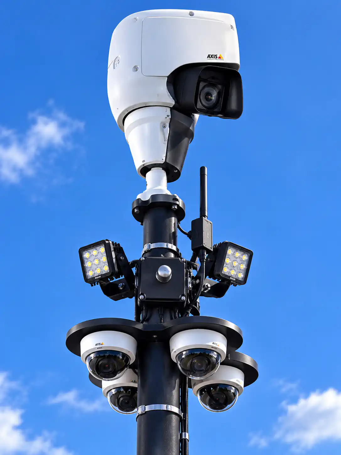 Hochmoderne Überwachungskameras an einem mobilen Videoturm für flexible mobile Überwachungstechnik der Eichinger Sicherheit und Service GmbH