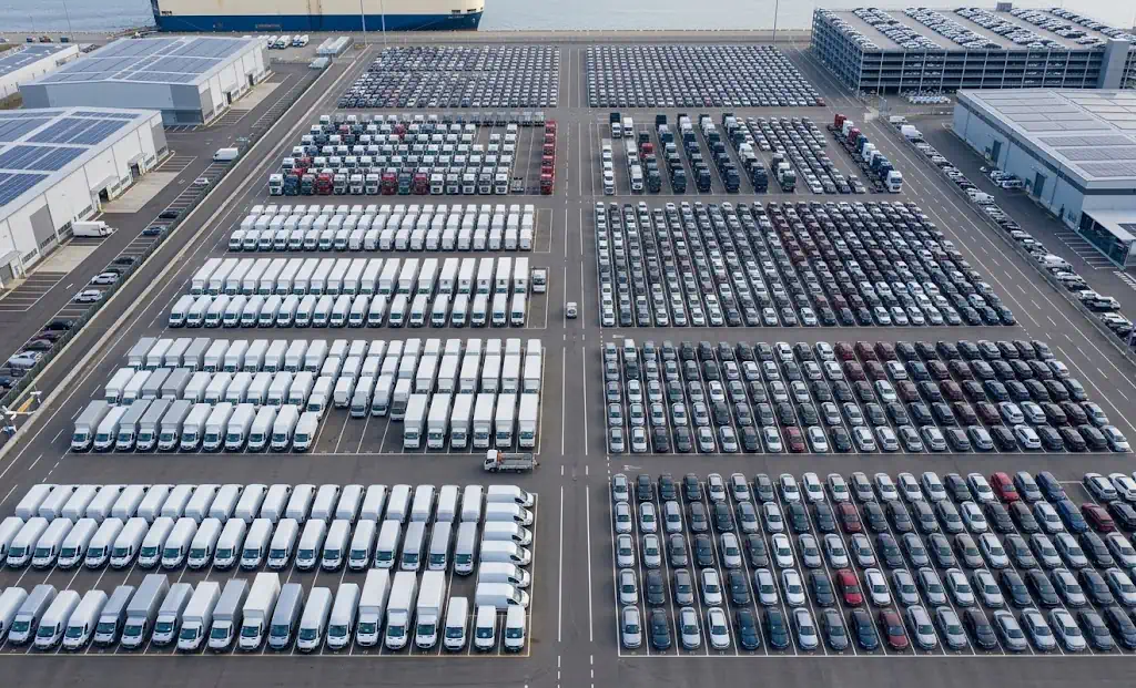 Großer Parkplatz aus der Luft mit geordneten Stellplatzreihen für das Parkplatz- und Verkehrsmanagement