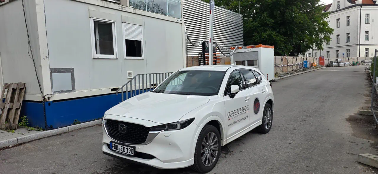 Einsatzfahrzeug der Eichinger Sicherheit und Service GmbH auf Kontrollfahrt