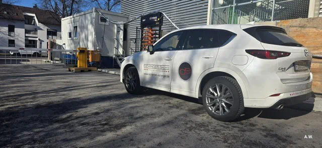 Streifenfahrzeug der Eichinger Sicherheit und Service GmbH bei einer Kontrollfahrt auf einem überwachten Betriebsgelände