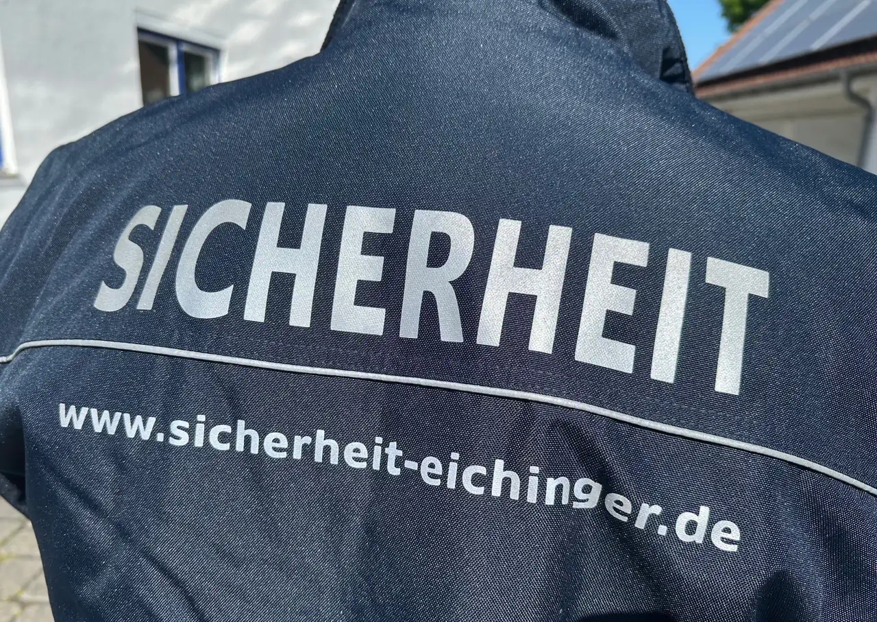 Sicherheitsjacke mit der Aufschrift Sicherheit und www.sicherheit-eichinger.de