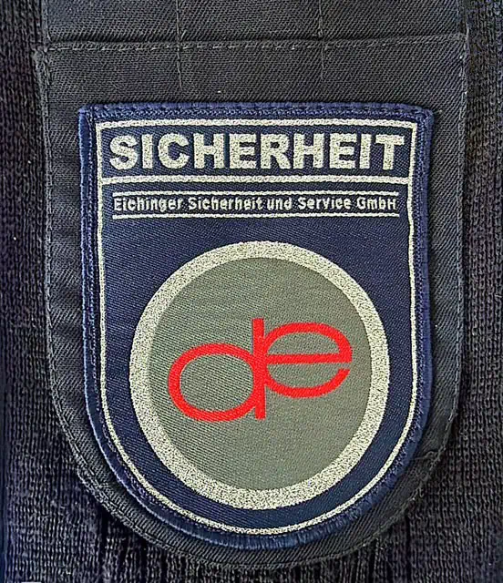 Logo-Abzeichen der Eichinger Sicherheit und Service GmbH auf einer professionellen Wachschutz-Uniform für den bundesweiten Einsatz