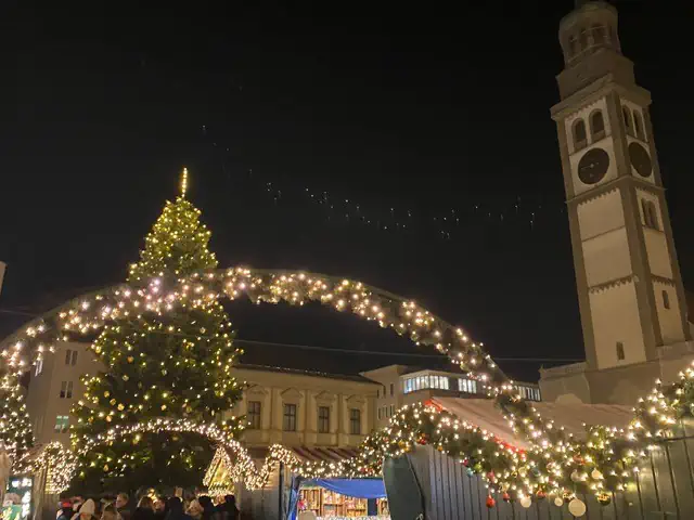 Augsburger Weihnachtsmarkt bei Nacht während eines bewachten Events