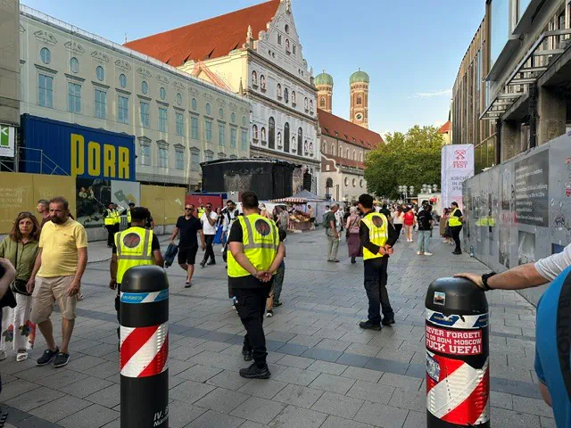 Eichinger Sicherheitsmitarbeiter auf präventiver Streife in einer belebten Fußgängerzone für die kommunale Ordnung und Sicherheit