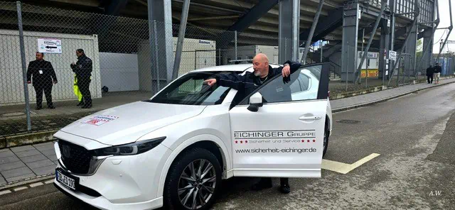 Einsatzfahrzeug der Eichinger Sicherheit und Service GmbH mit Sicherheitsmitarbeitern am Stadion