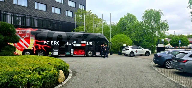 Ankunft eines Mannschaftsbusses an einem Stadion bei einem Sportevent