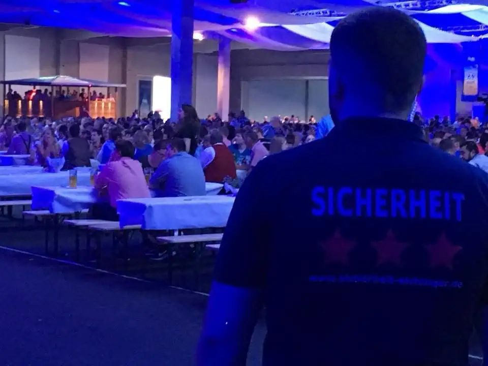 Eichinger Sicherheitsmitarbeiter im professionellen Einsatz für die Veranstaltungssicherheit bei einem Event im Innenbereich